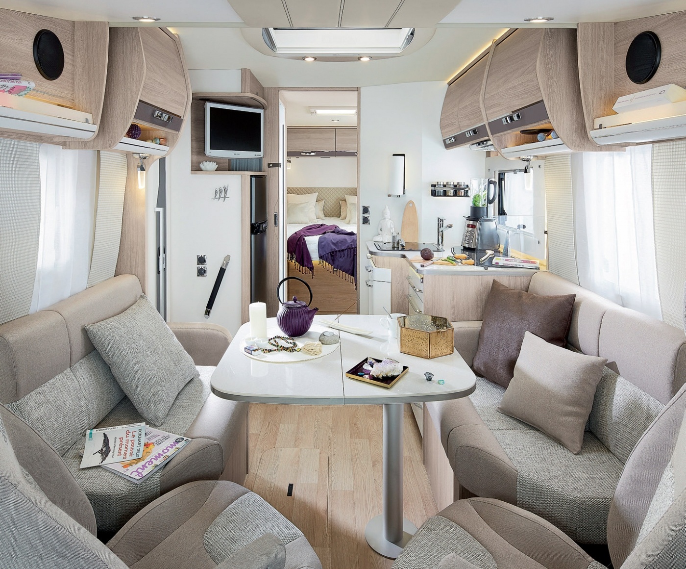 8086dF : Gro&szlig;er Wohnraum mit gegen&uuml;berliegenden Sitzb&auml;nken